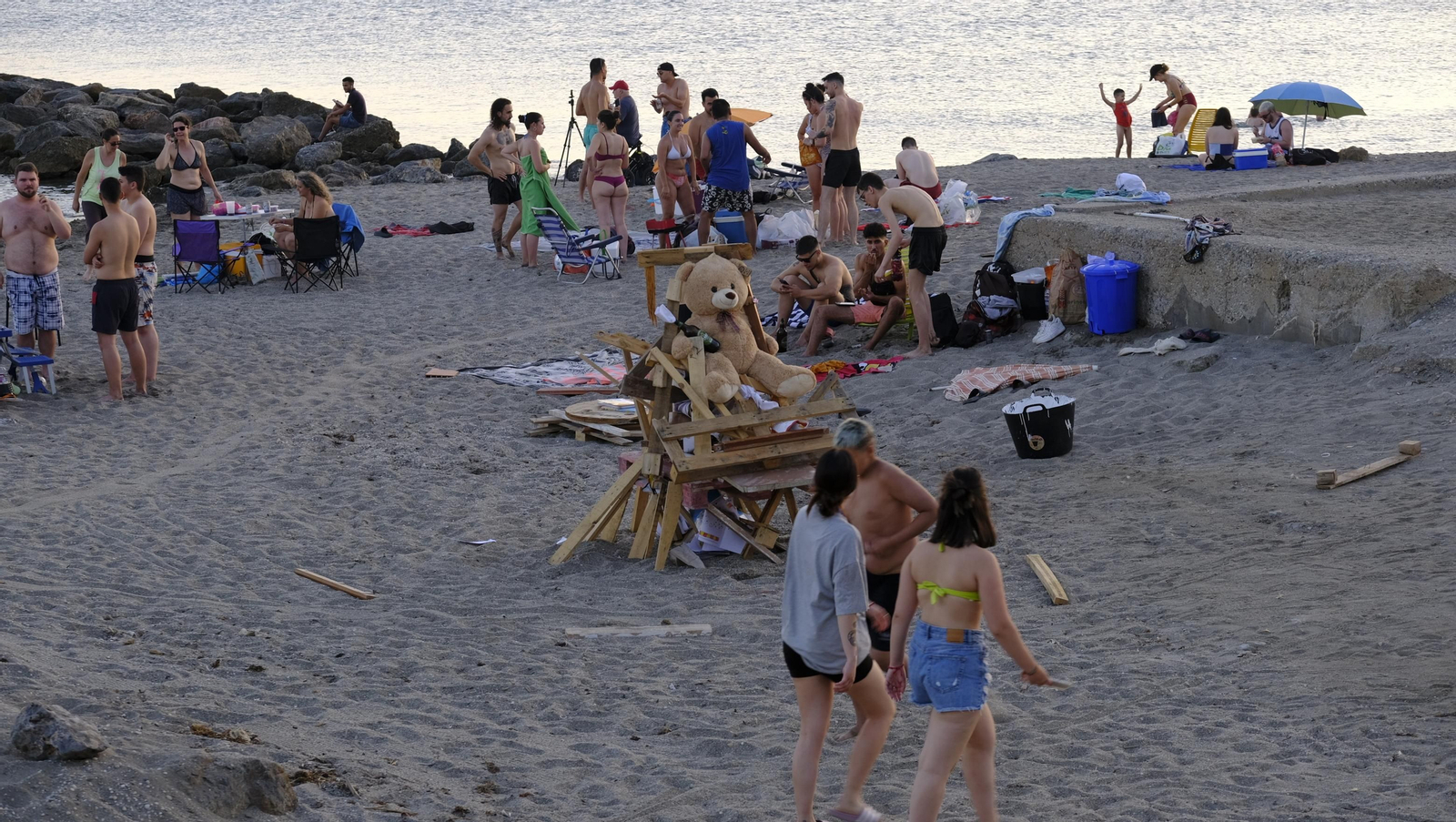 Imágenes de las hogueras de la Noche de San Juan en Almería capital