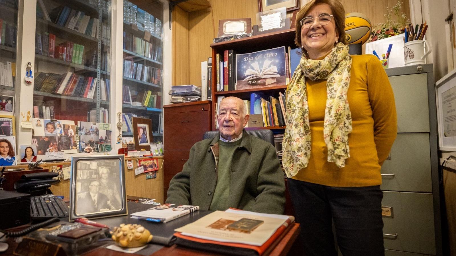 Francisco y Cristina, en la trastienda de la librería Bozano, con algunos retratos familiares en los que se ve también al fundador de este negocio.