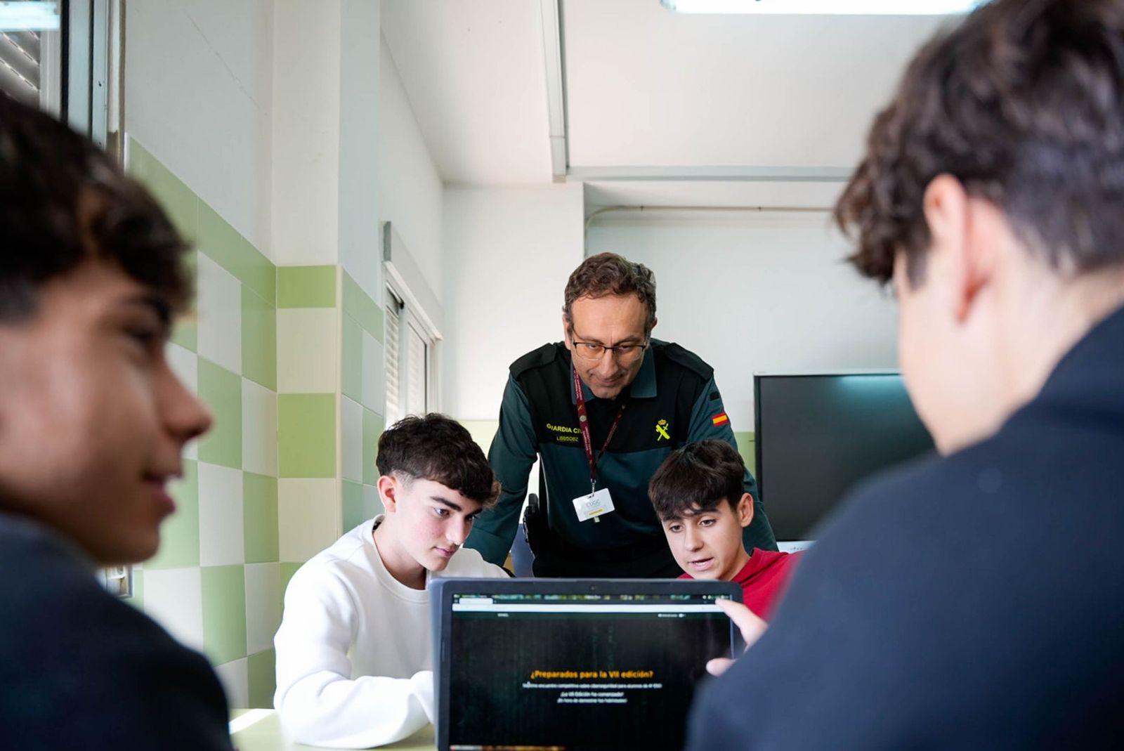 Las imágenes de la Ciberliga de la Guardia Civil en el IES Albaida