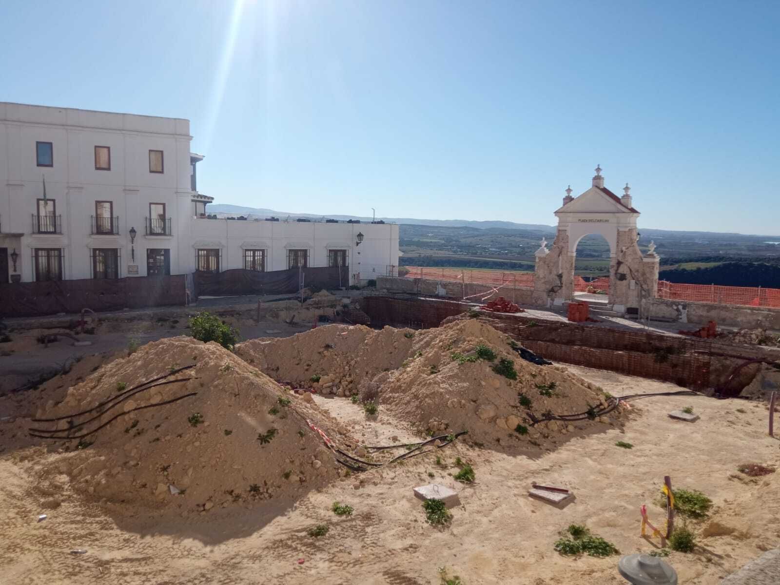 Los montones de arenas ocupan parte de la plaza del Cabildo, en Arcos, tras el parón de las obras.