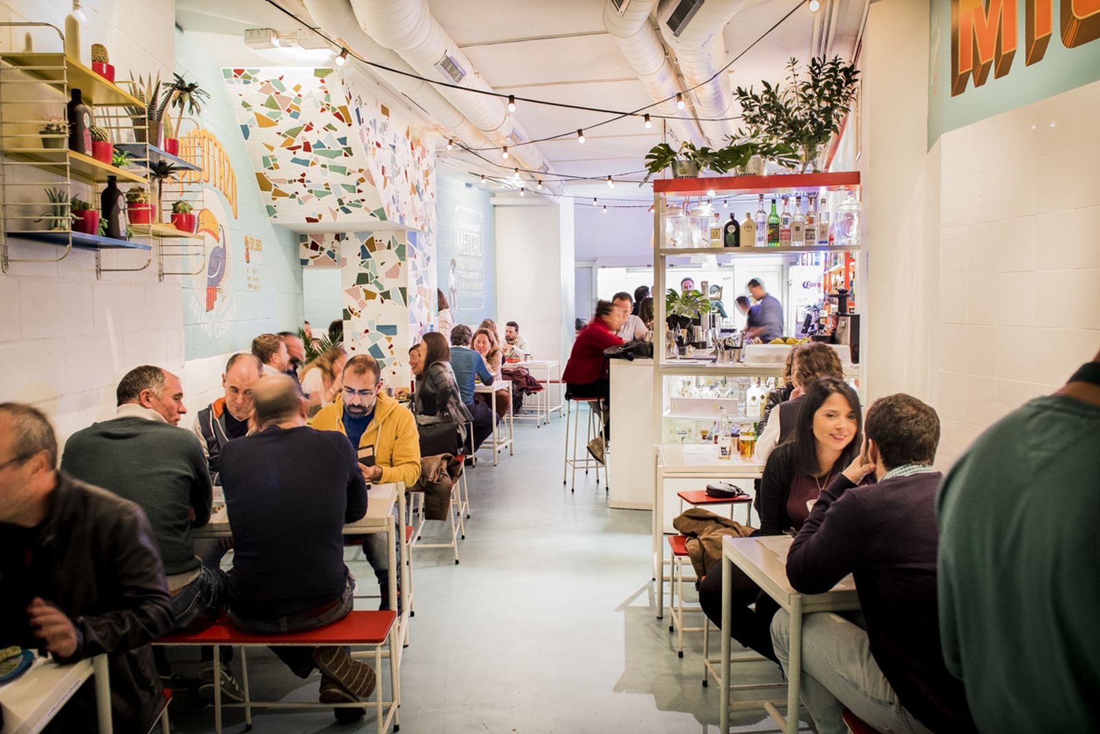 El interior del restaurante emula a las típicas taquerías mexicanas.