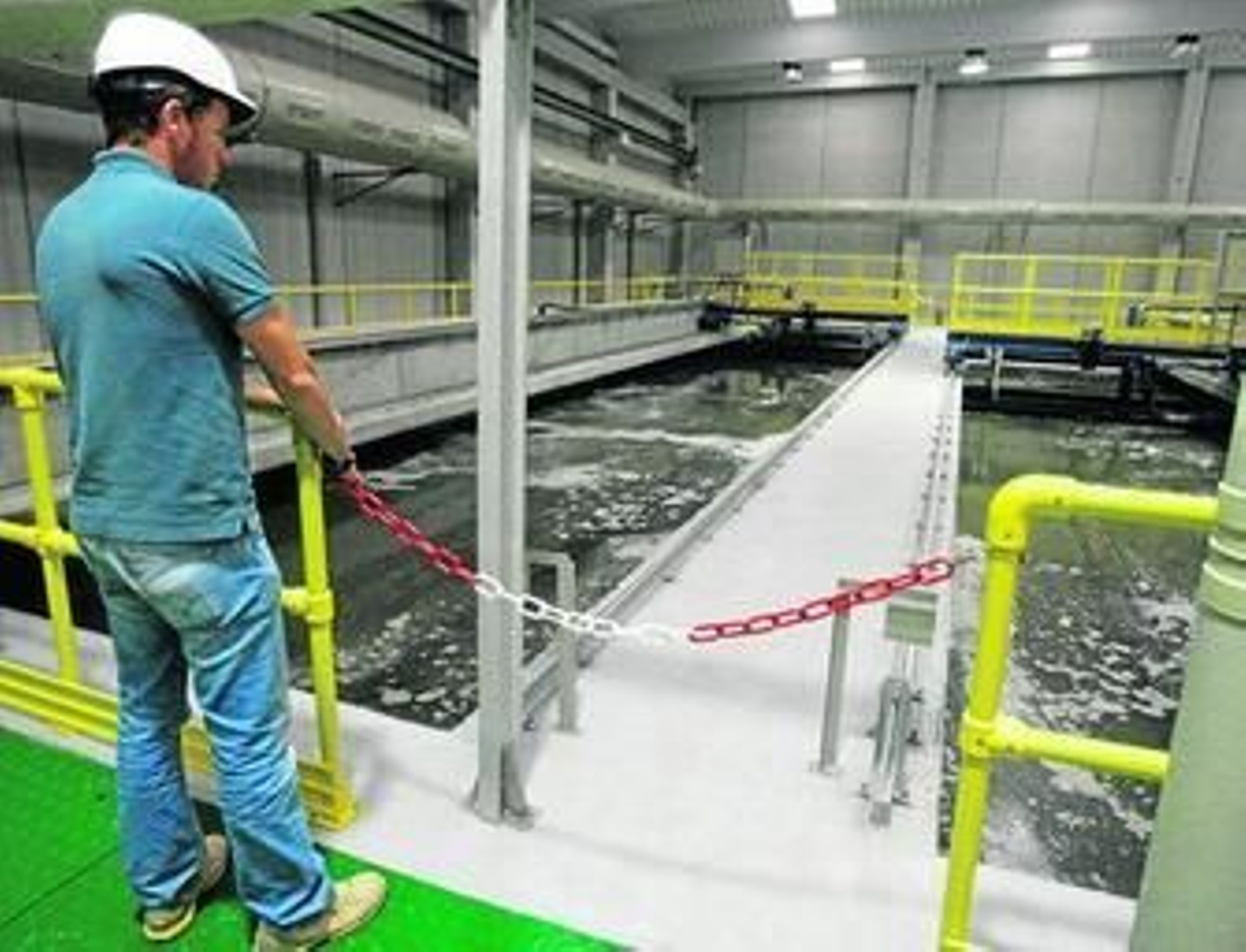 Un operario de la nueva Estación Depuradora de Aguas Residuales (EDAR) de Algeciras.