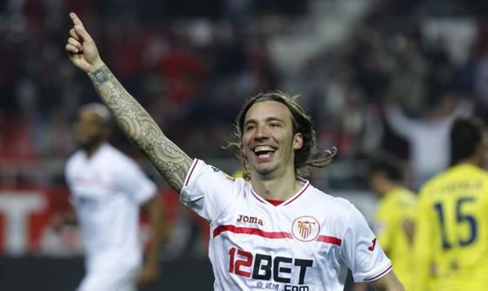 El Sevilla celebra la vuelta de Sergio Sánchez a los terrenos de juego con el pase a las semifinales de Copa del Rey ante el Villarreal (3-0). / Antonio Pizarro