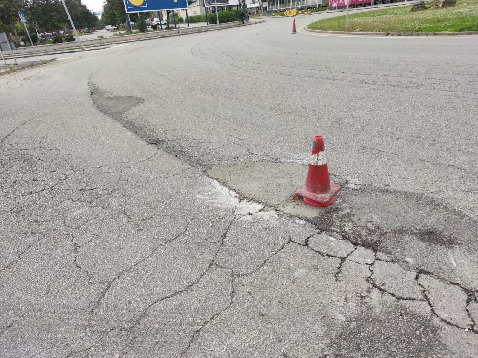 Un bache reparado en Palmones.
