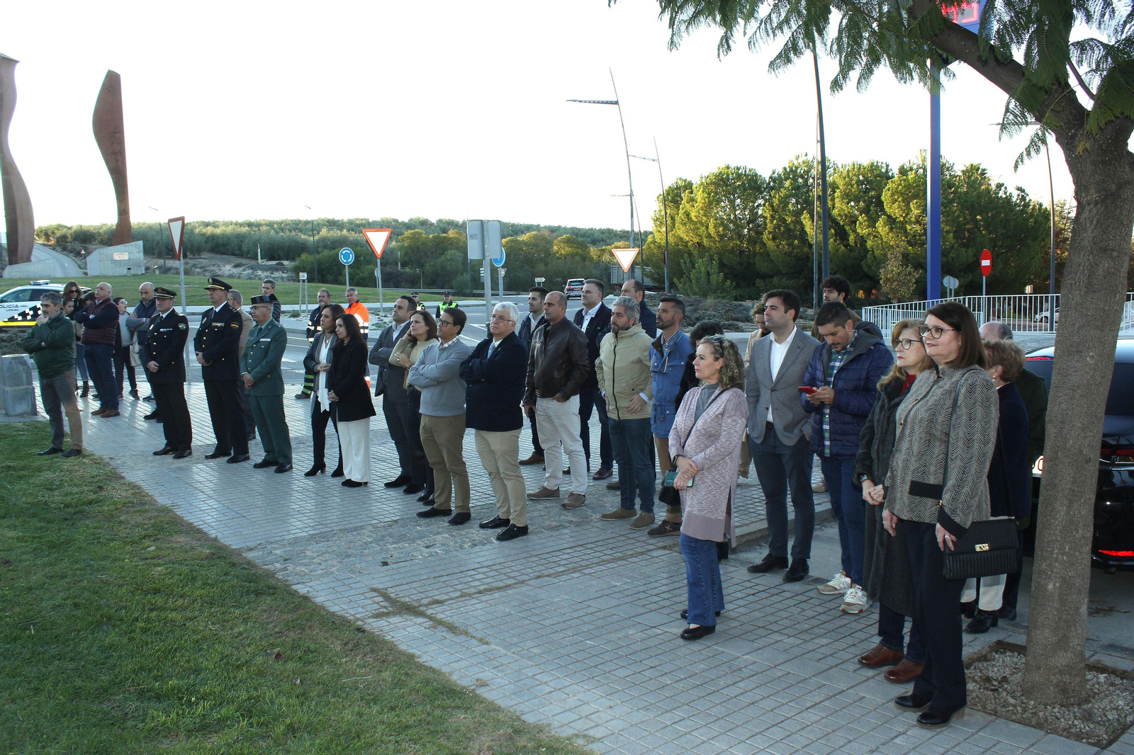 La inauguración de la escultura en recuerdo de las víctimas del Covid en Lucena, en imágenes