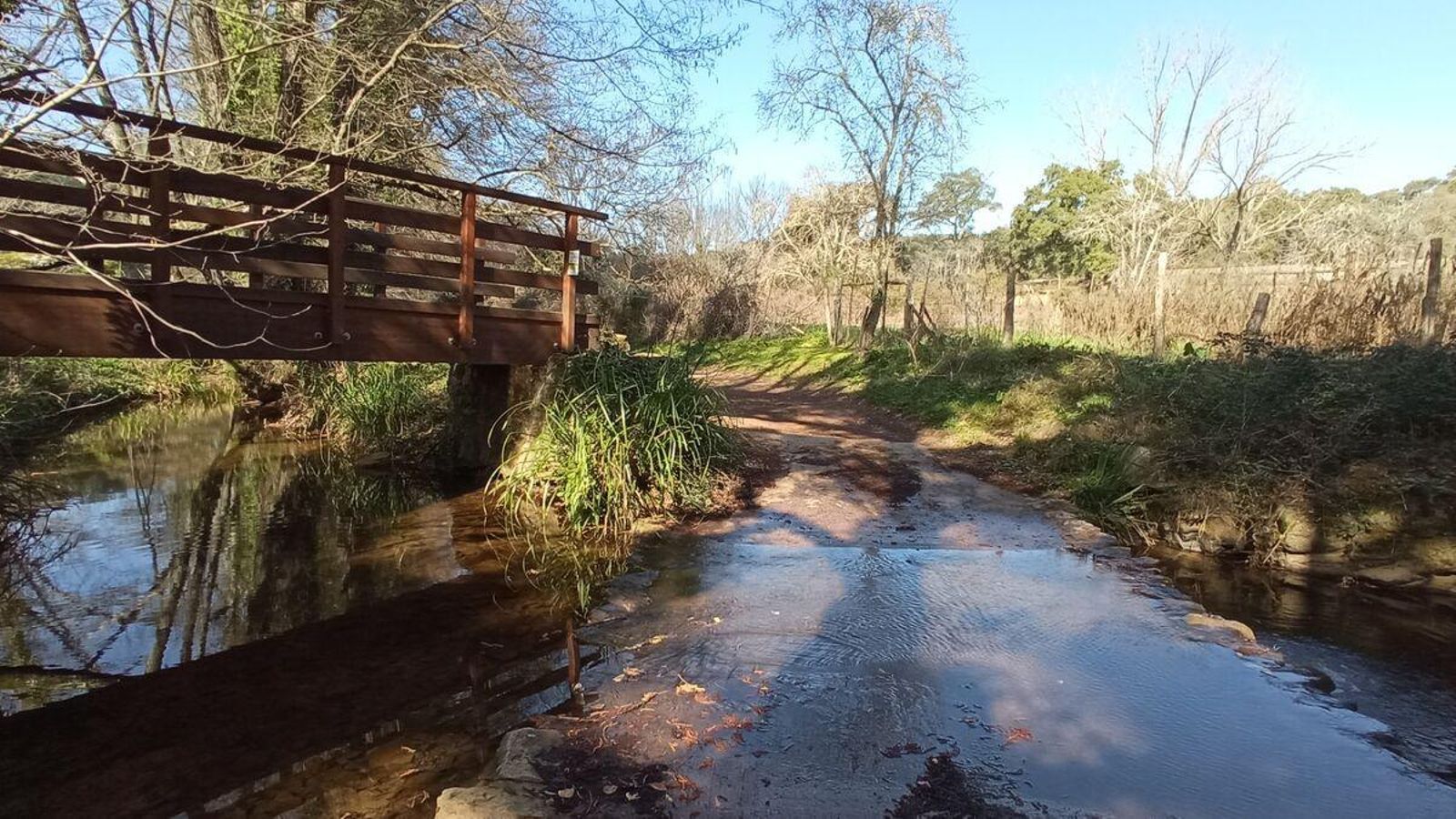 Uno de los puentes sobre la Rivera de Santa Ana