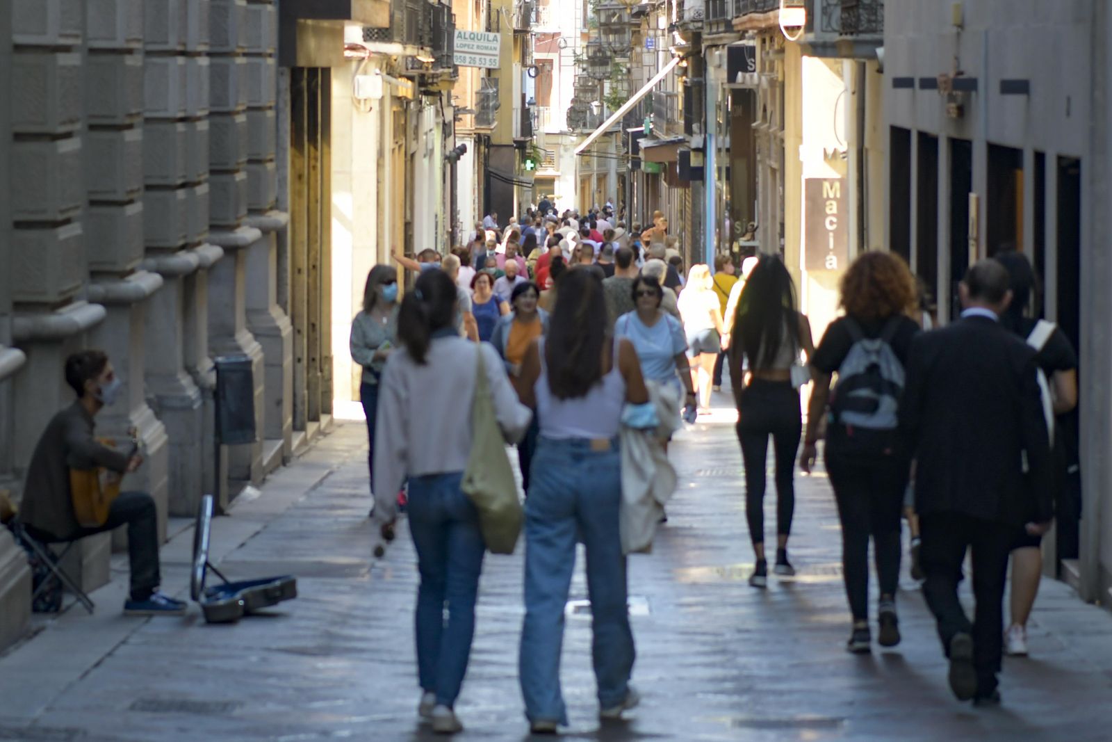 Viandantes por Granada.