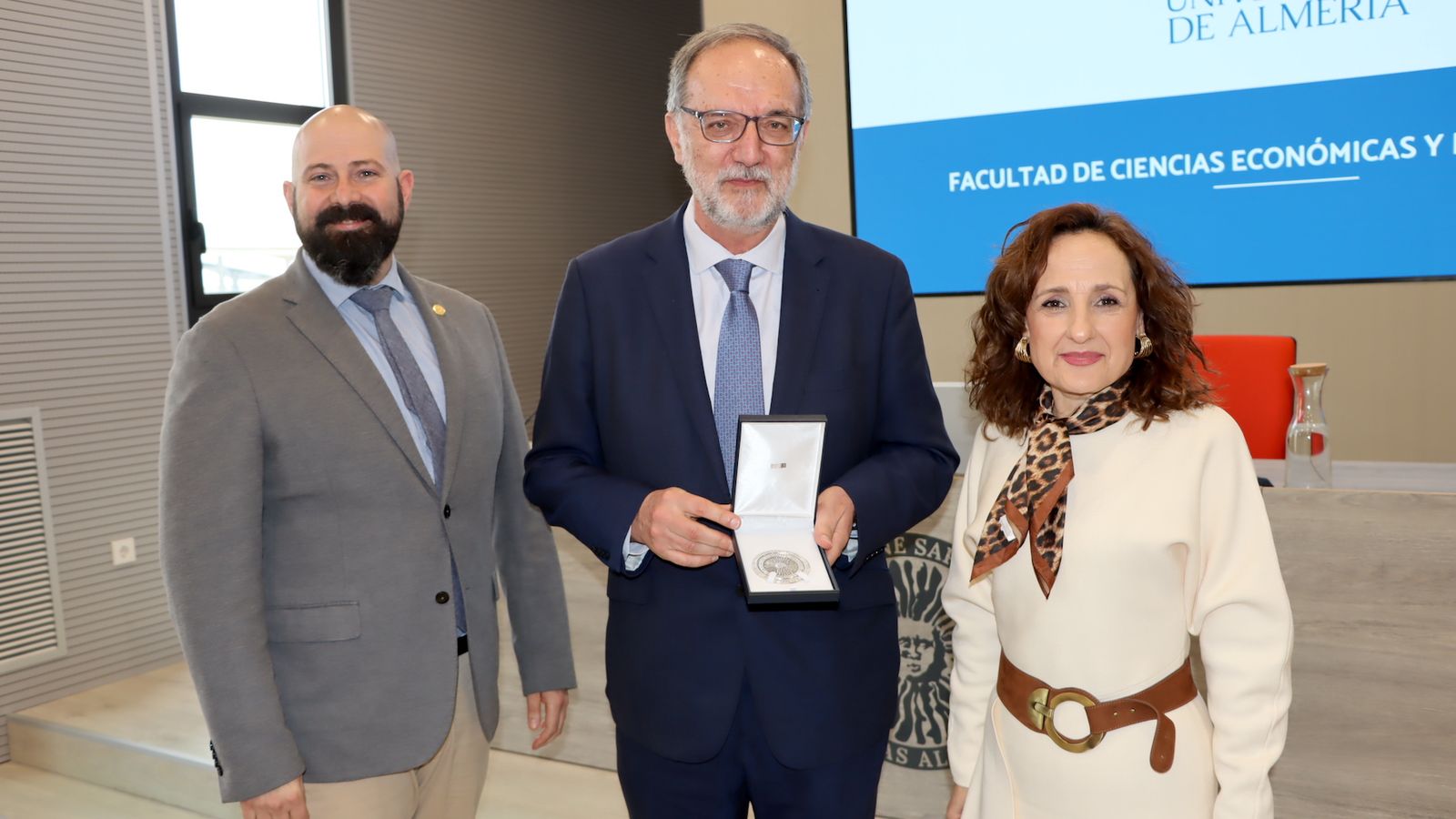 Alejandro Manuel Mollá Descals con Miguel Pérez y Eva Carmona.