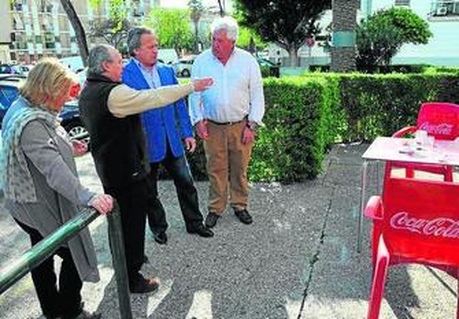 Pedro Pacheco, ayer con los vecinos de Torres de Córdoba.