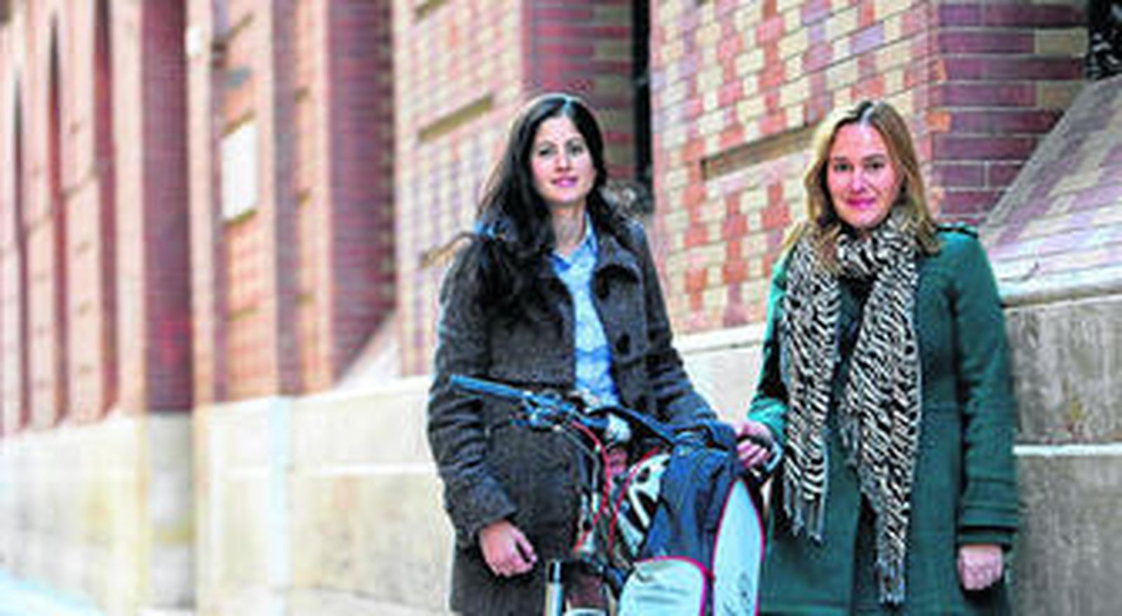 Roció Navas y Esther Mora, maestras interinas que tendrán que opositar nuevamente este año.