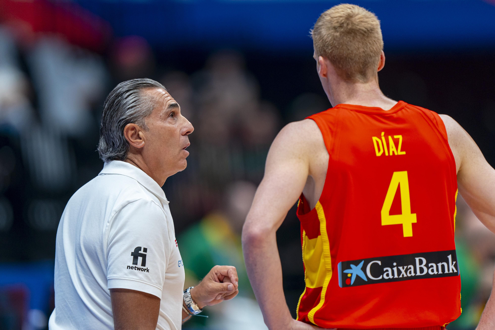 Scariolo habla con Alberto Díaz.