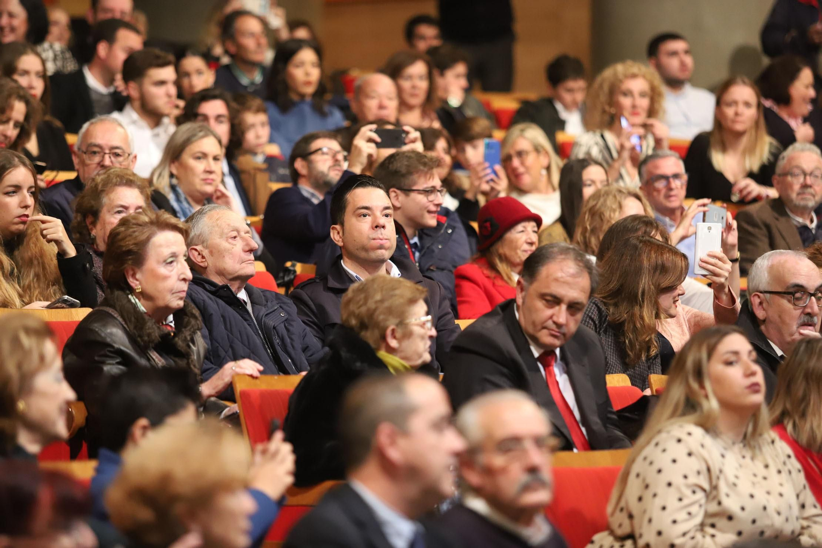 Imágenes del acto de entrega de insignias a los colegiados que cumplen 25 y 50 años en el Ilustre Colegio de Abogados de Huelva.