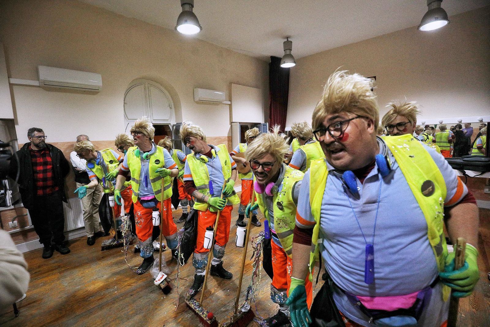 La chirigota 'Carnaval, me cago en tus muertos' cantando en camerinos.