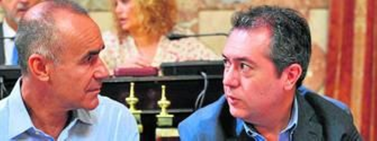 El portavoz del grupo socialista en el Ayuntamiento, Juan Espadas, con su adjunto en la portavocía, Antonio Muñoz.