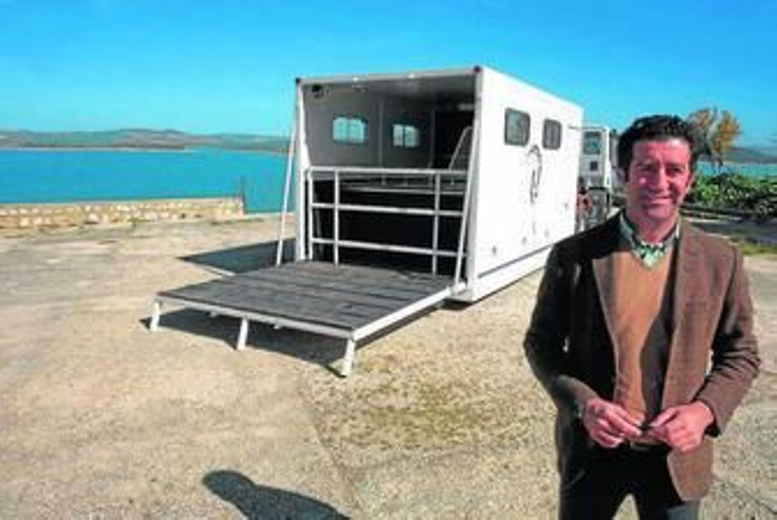 José María Vega, junto a la cuadra transportable. José María Vega, junto a la cuadra transportable.