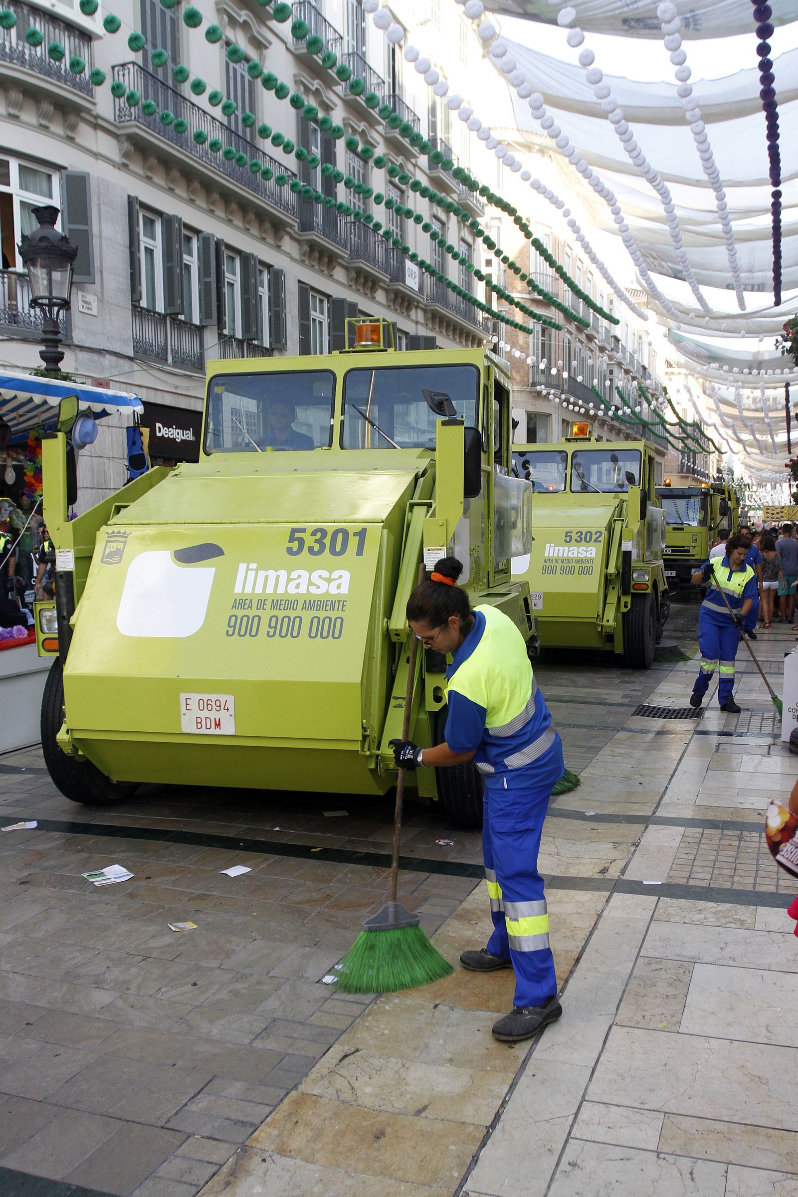 Dispositivo especial de limpieza de Limasa durante la Feria de Málaga.
