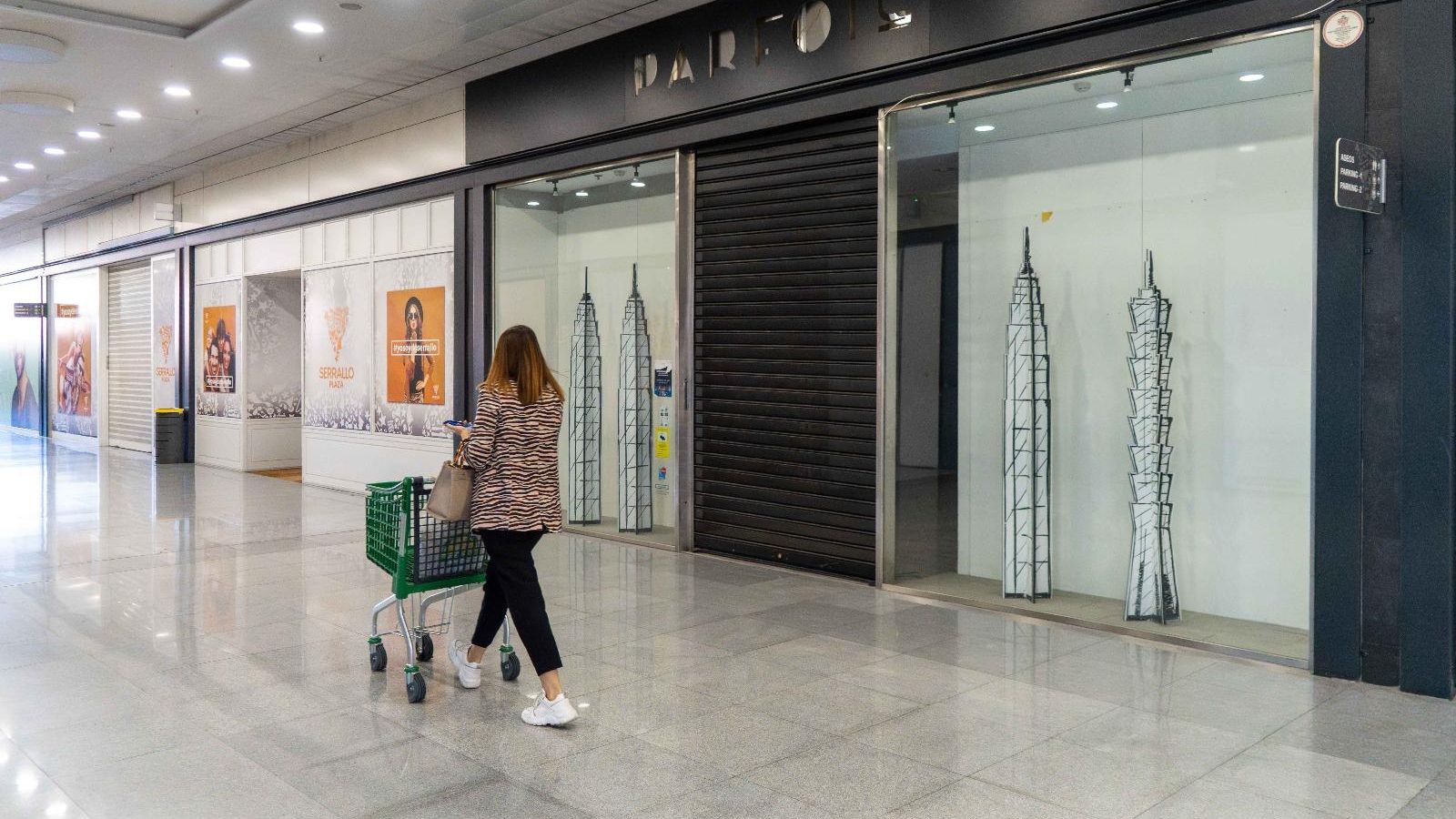 La mitad de los comercios están cerrados, pero las grandes superficies sobreviven