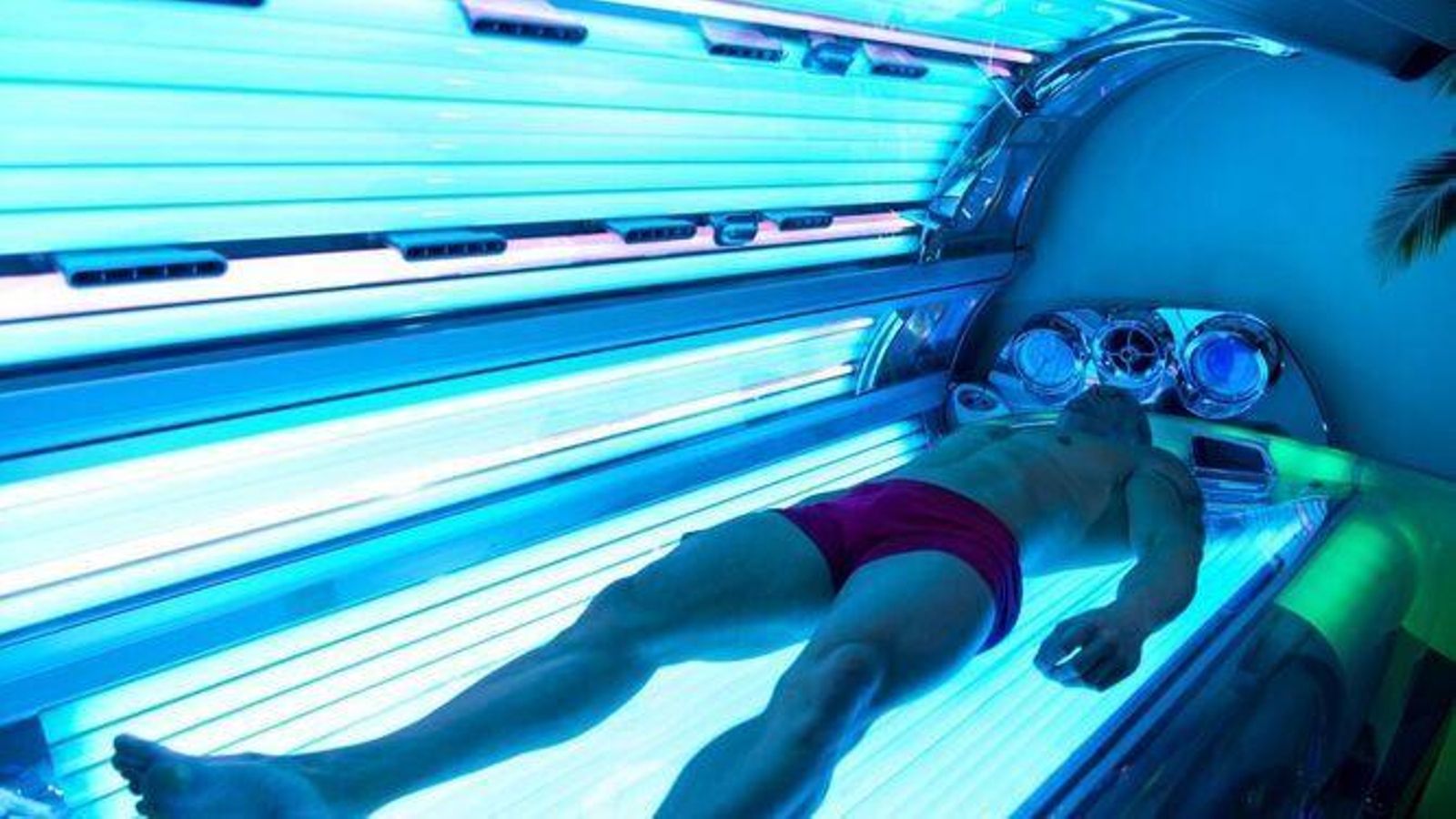 Un hombre dándose una sesión de rayos UVA