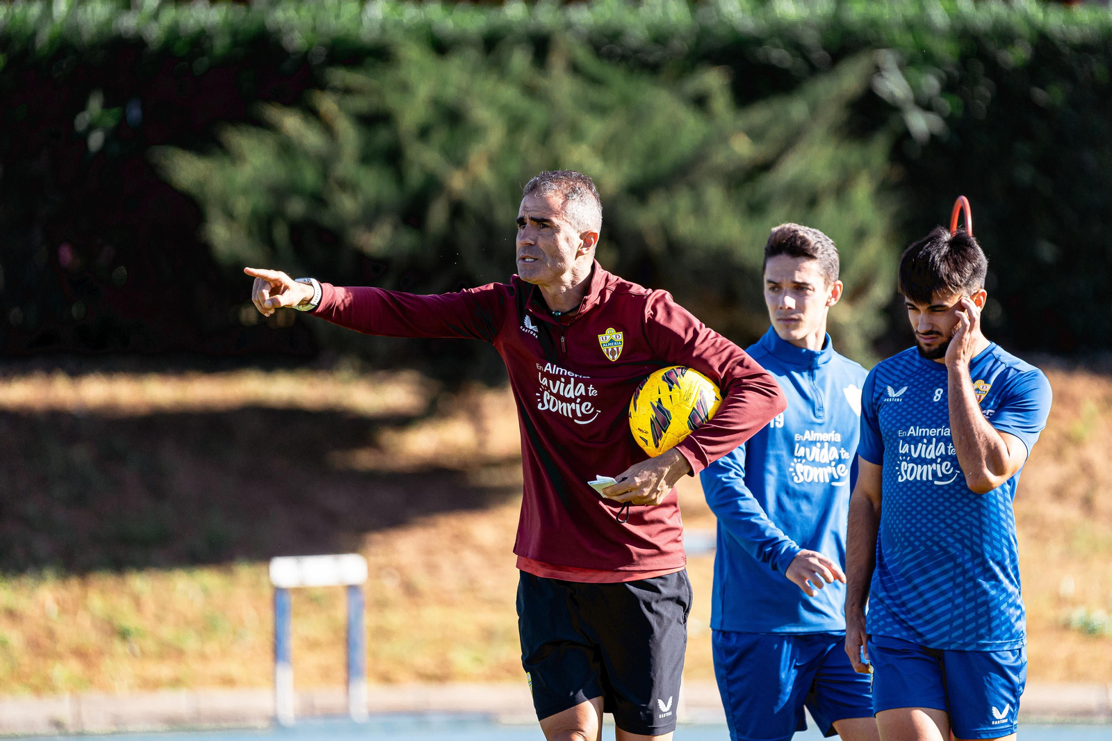 Gaizka Garitano dando instrucciones en uno de los entrenos semanales