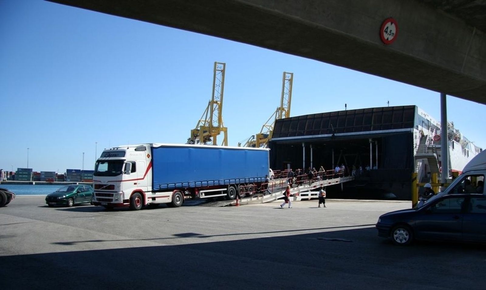 Un camión desciende por la pasarela de un buque ro-ro.