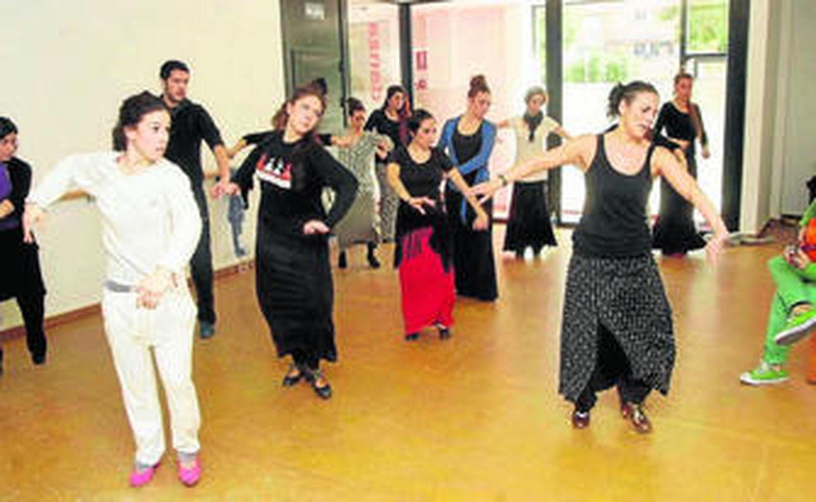 La Lupi, a la derecha, imparte la master class ayer en la Escuela de Ana Alonso.