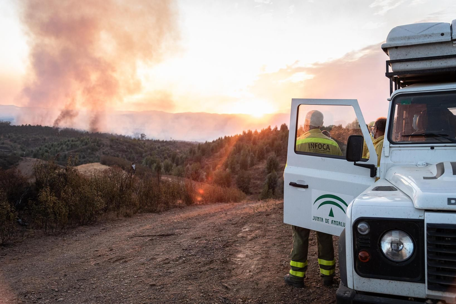 Efectivos del Infoca obervan la evolución de las llamas.