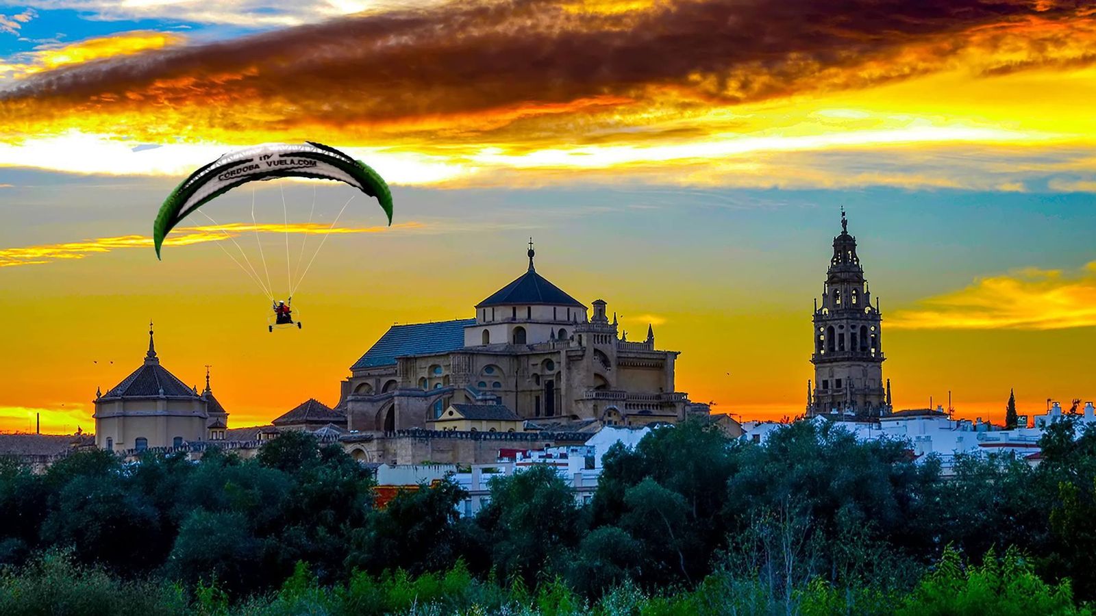 Recorrer los lugares más emblemáticos de Córdoba sin tocar el suelo resulta una experiencia inolvidable