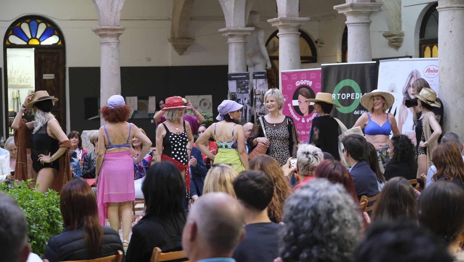 Imágenes del desfile benéfico contra el cáncer, en la Escuela de Artes de Almería