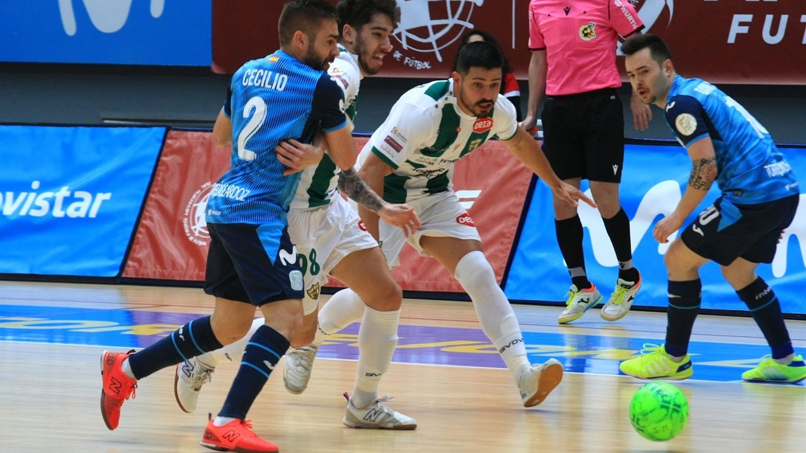 Lucas Perin y Jesús Rodríguez pelean un balón con Cecilio y Dani Saldise.