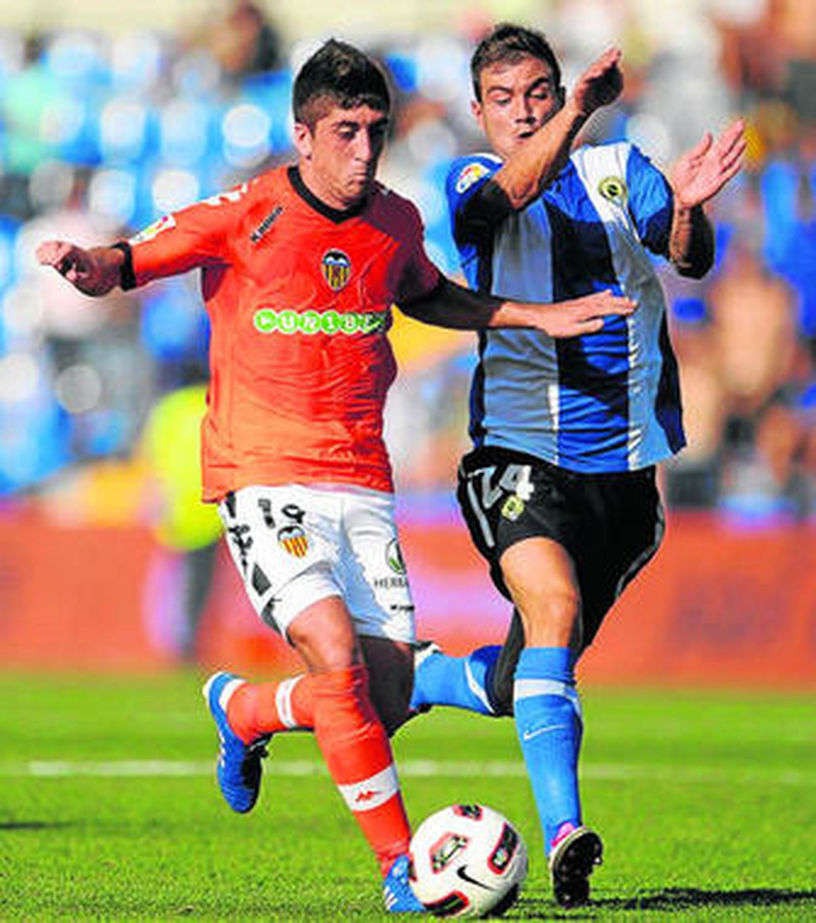 Pablo Hernández y Tiago Gomes pugnan por la posesión del balón.