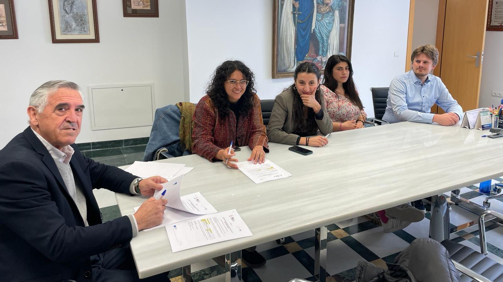 El alcalde con los voluntarios europeos.