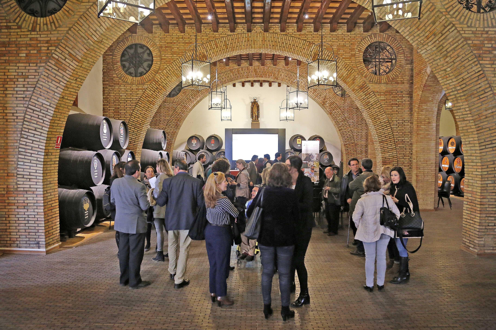 Miembros de la Asociación de la Ruta del Vino y el Brandy del Marco, ayer tras la asamblea general extraordinaria celebrada en la bodega de San Ginés.