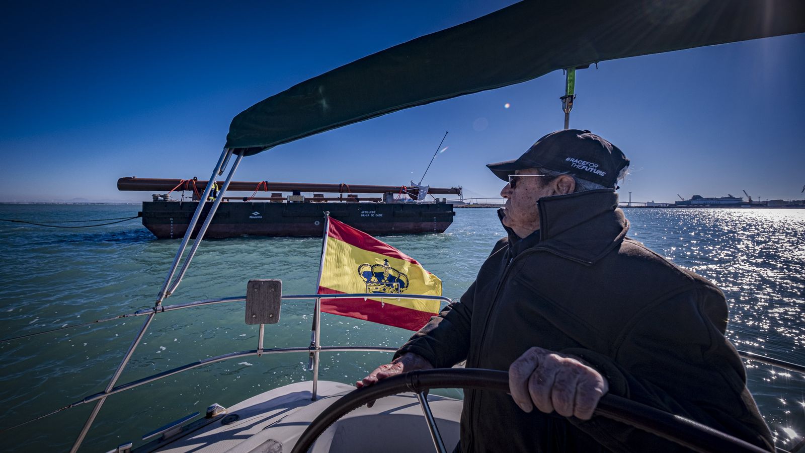 Las imágenes del  traslado por mar del mástil del buque escuela Juan Sebastian Elcano a la Punta de San Felipe