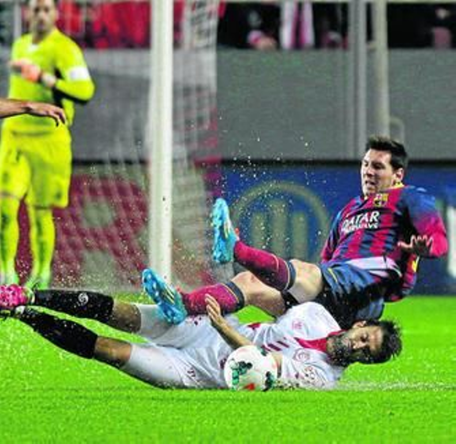 Pareja entra a Messi en el lluvioso Sevilla-Barça del curso pasado.