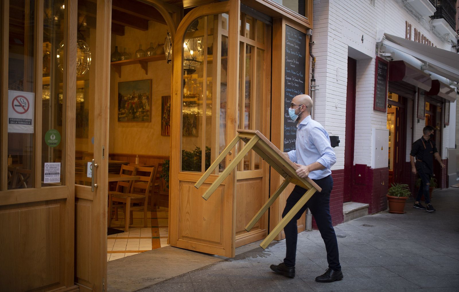 El cierre de los comercios y la hostelería se adelantan en Sevilla
