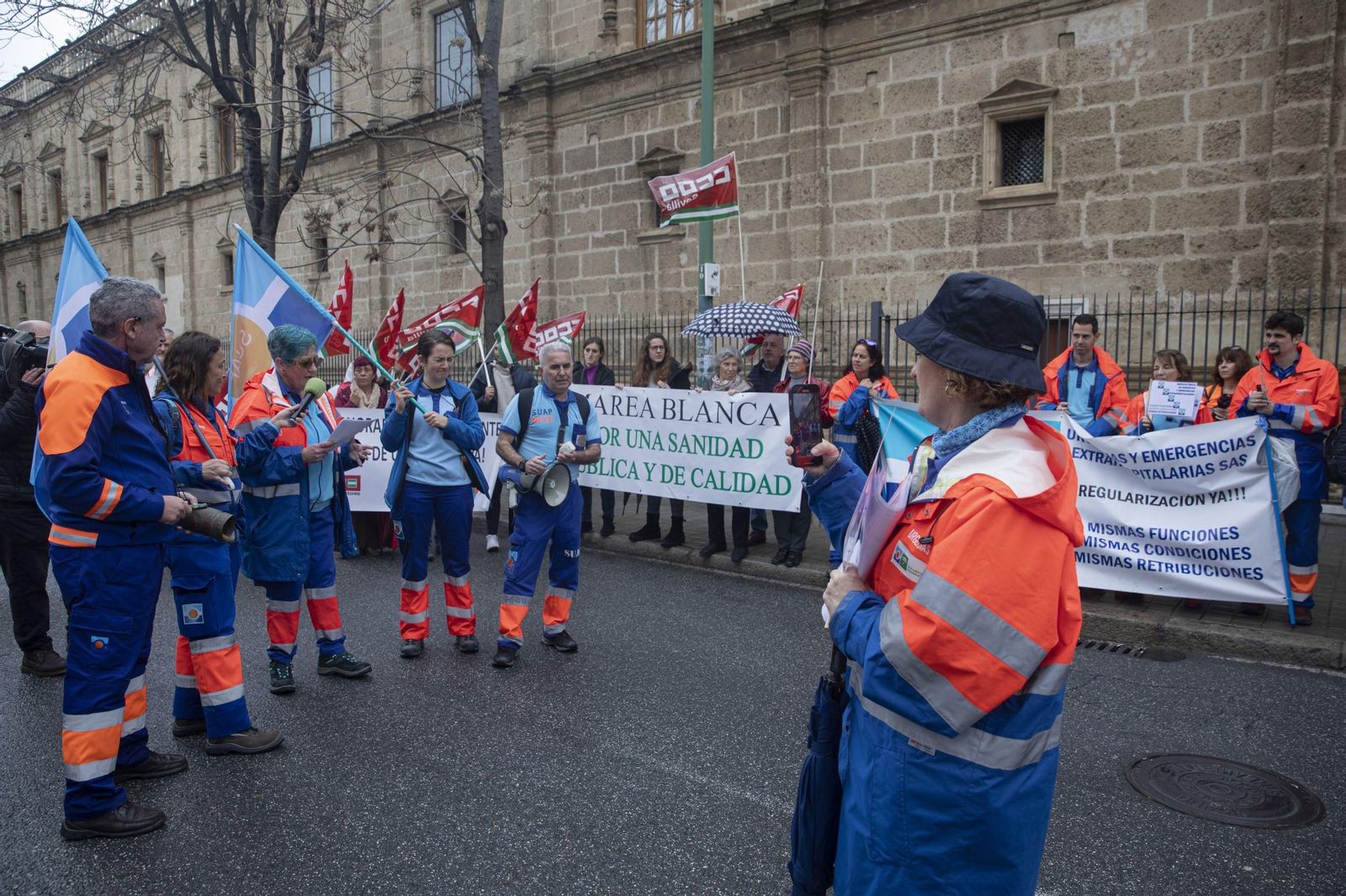 Personal de las urgencias extrahospitalarias durante la última protesta del colectivo, este mes, en el Parlamento de Andalucía.