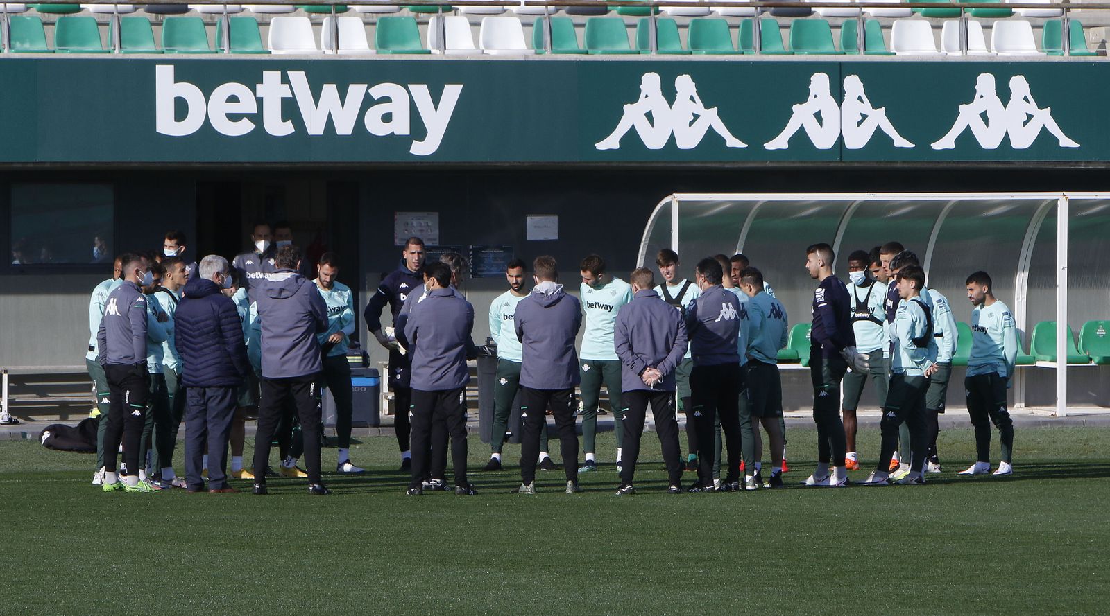La plantilla escucha al cuerpo técnico en el entrenamiento.