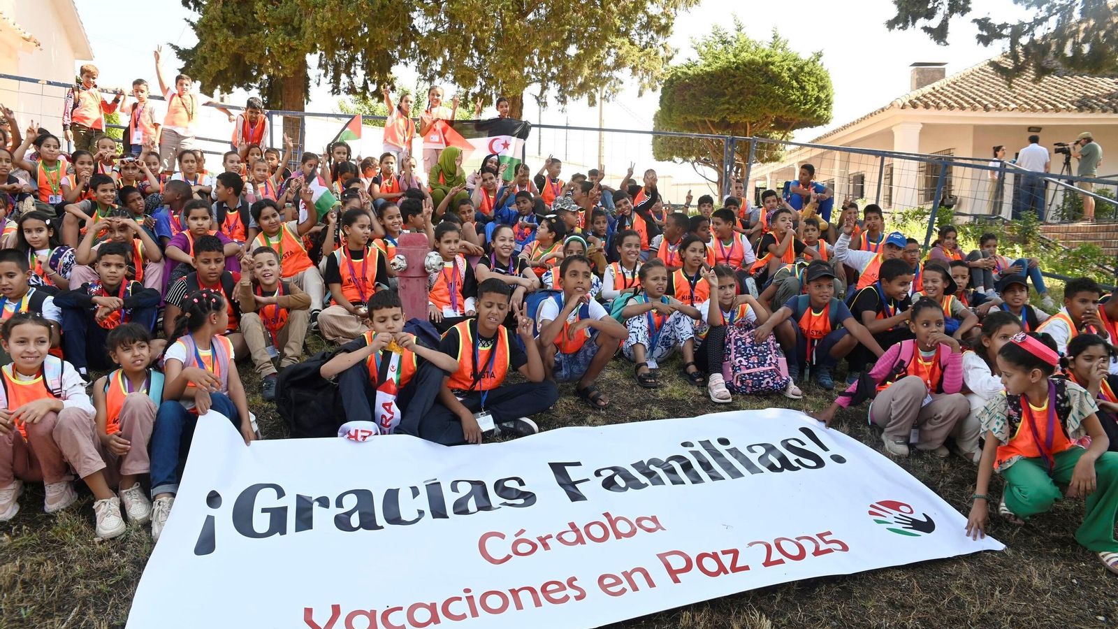 Foto de familia de los participantes del programa Vacaciones en Paz Foto de familia de los participantes del programa Vacaciones en Paz