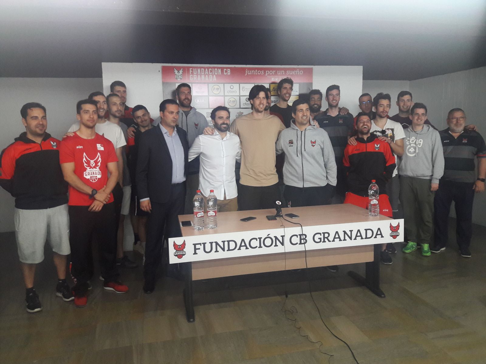 Eloy Almazán, junto a Pablo García y la totalidad de la plantilla del Covirán