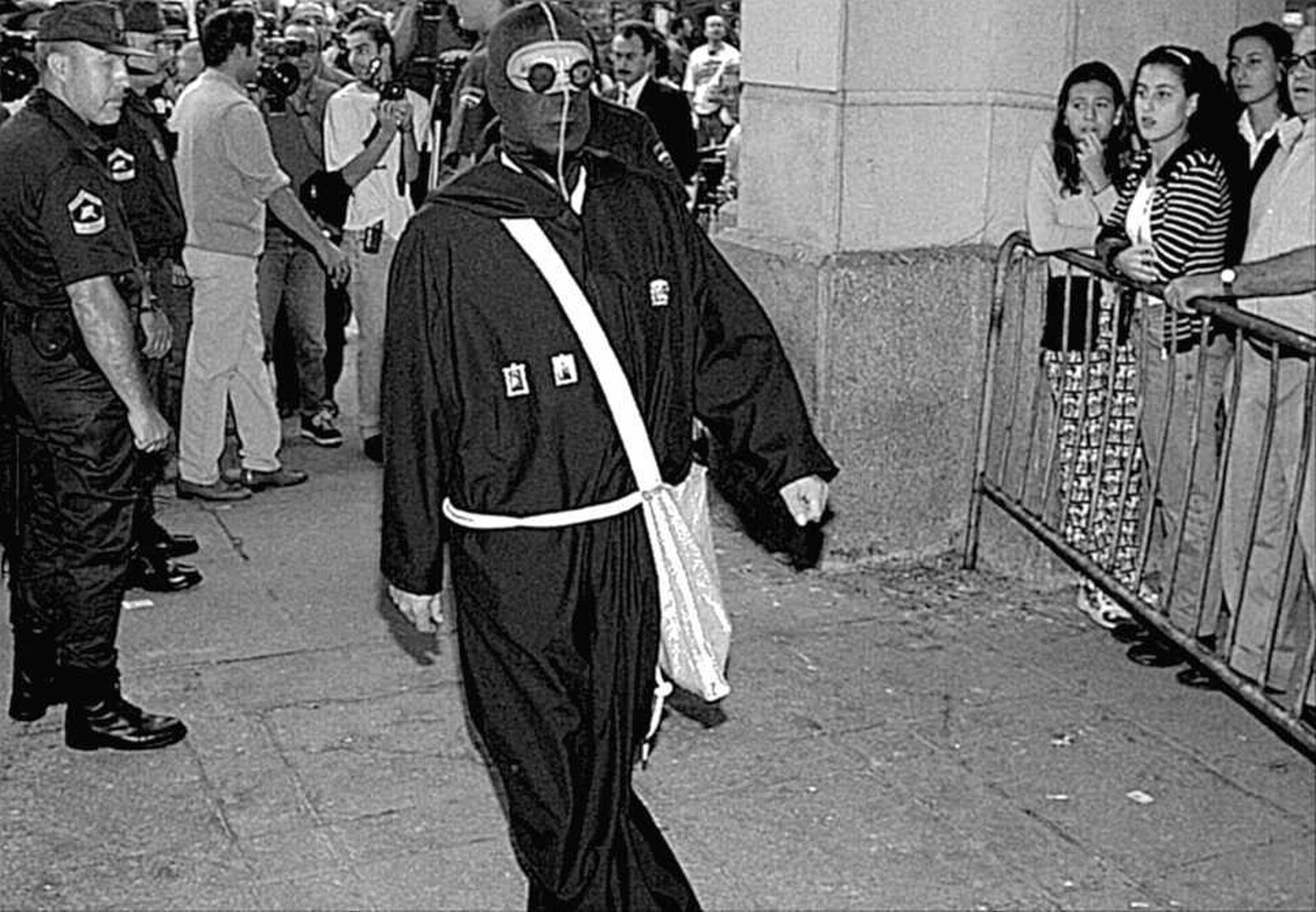 Uno de los imputados del Caso Arny llega a la Audiencia disfrazado.