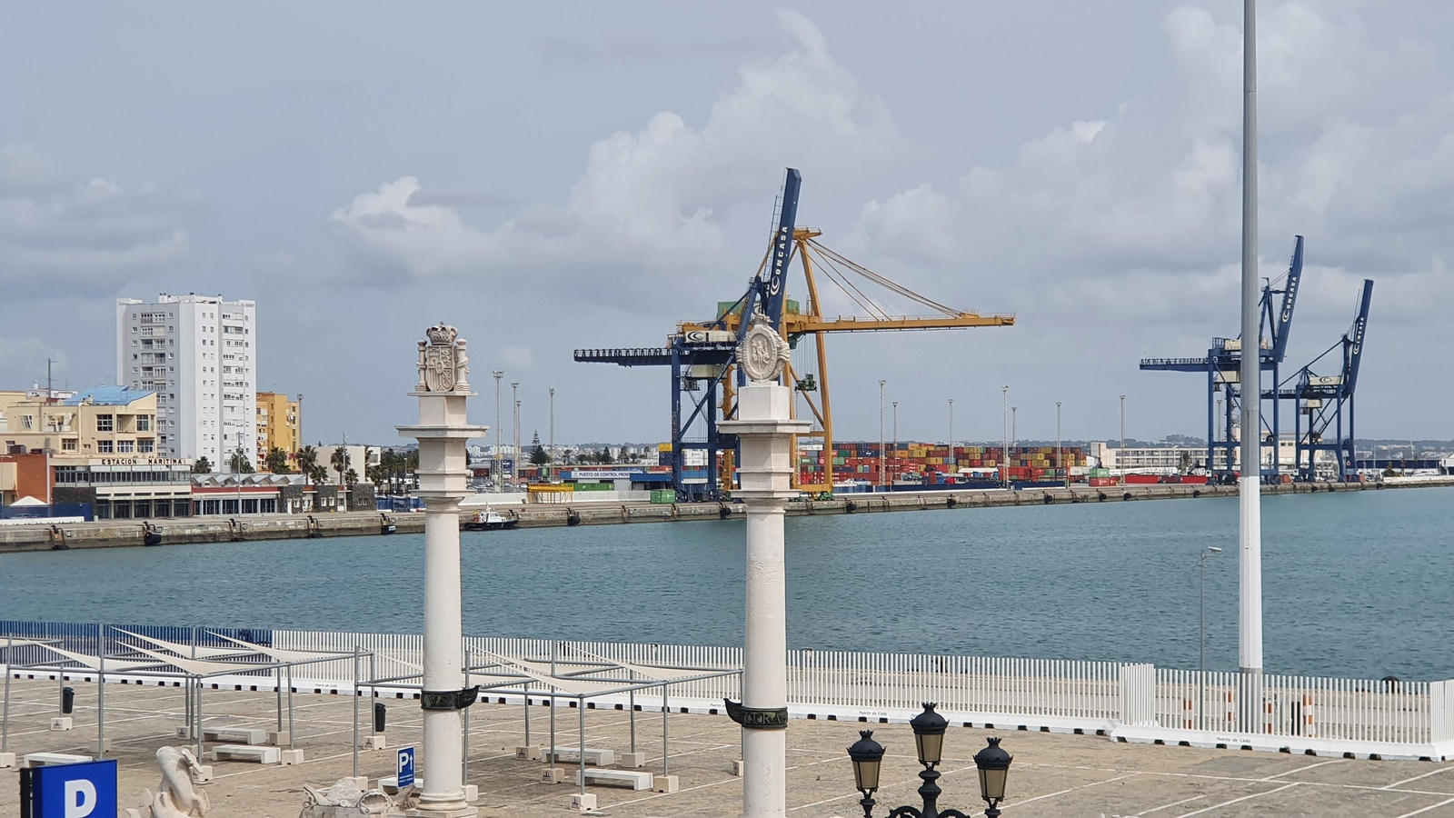 La terminal de contenedores se ha quedado vacía por culpa de la huelga de transporte