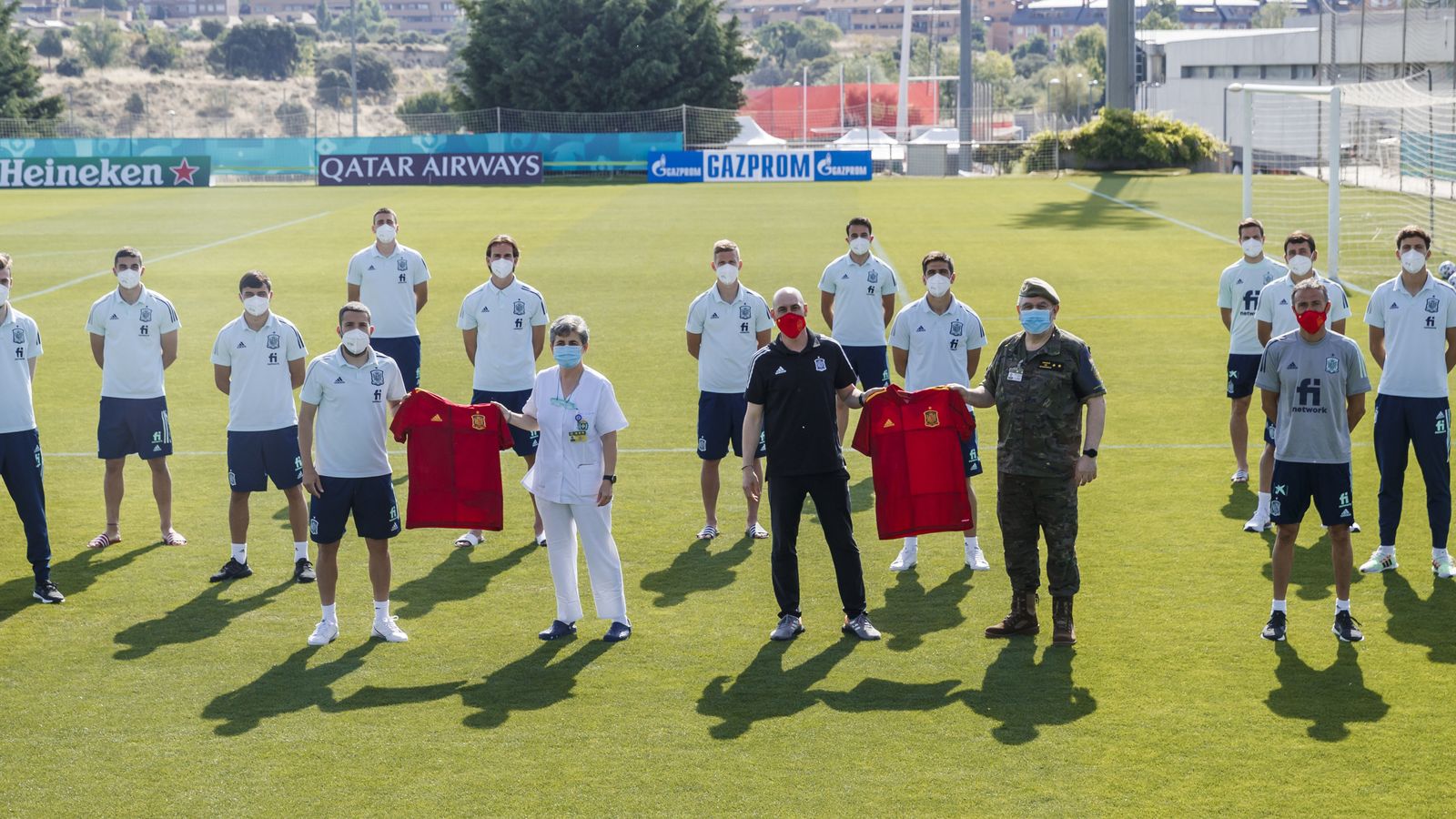 Los profesionales sanitarios del Ejército posan con la selección en Las Rozas.