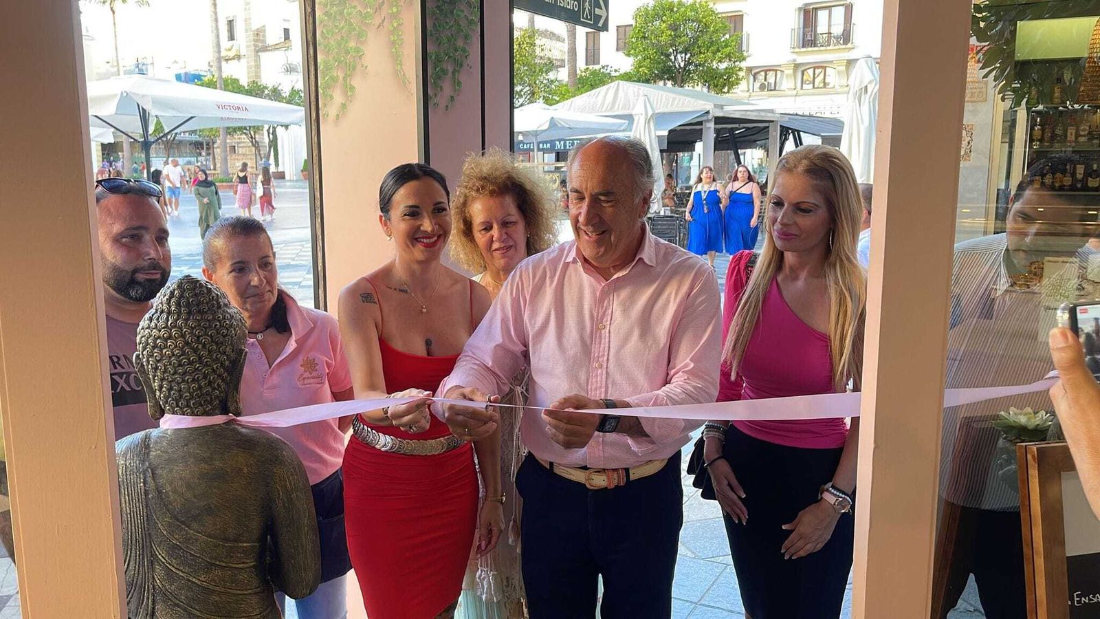 José Ignacio Landaluce y Sabina Quiles inauguran la cafetería 'Especiality' en un extremo de la Plaza Alta el pasado julio.