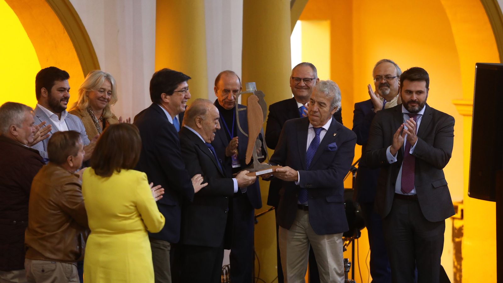Un momento del homenaje a la peña Los Cernícalos