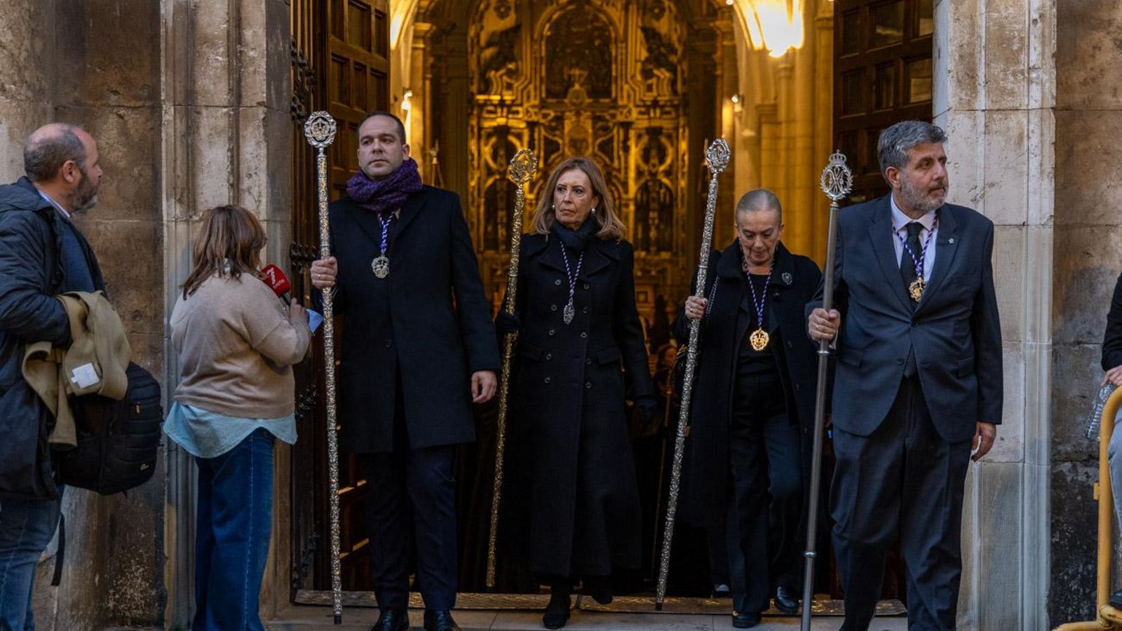 Luto y duelo en la noche del Viernes Santo, en imágenes