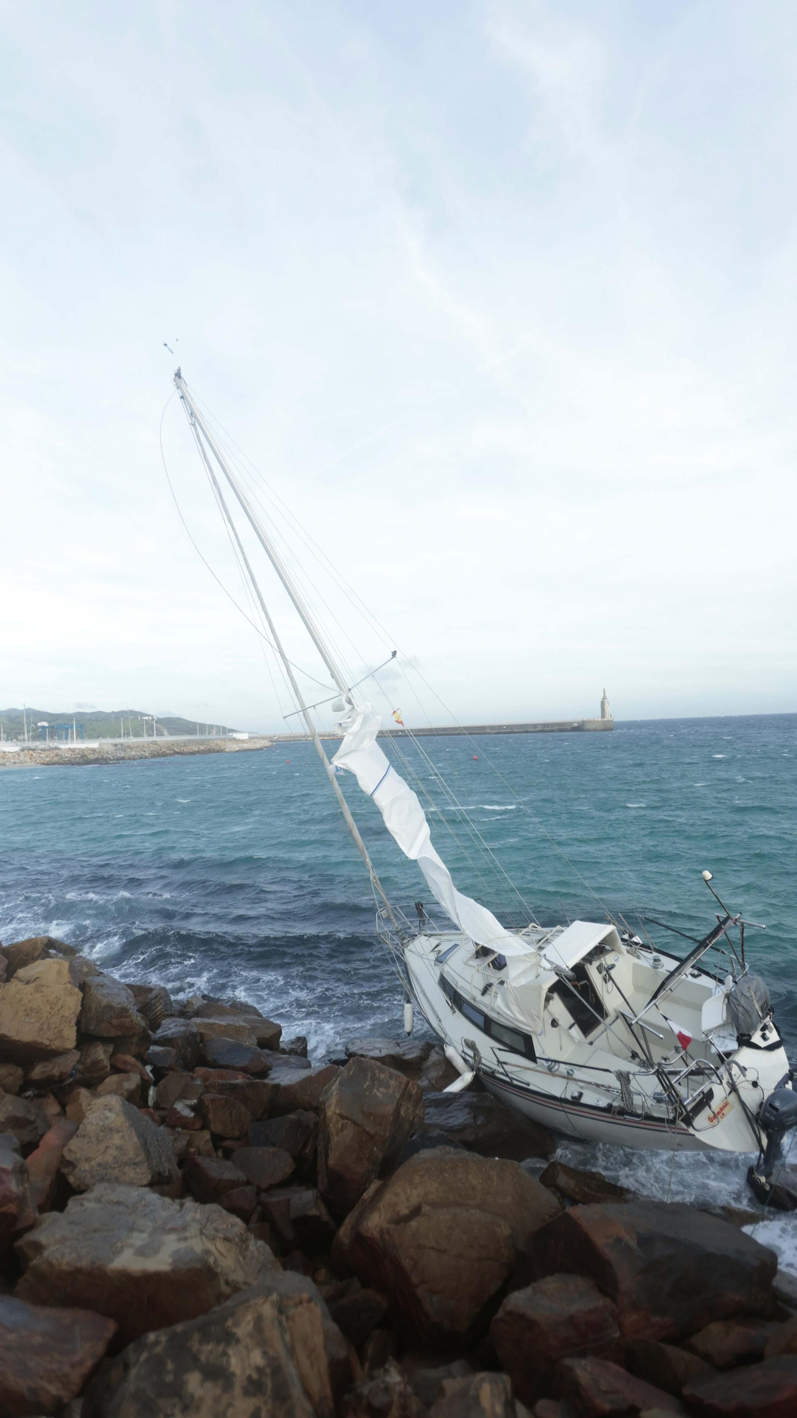 Las fotos del velero encallado en la playa chica de Tarifa