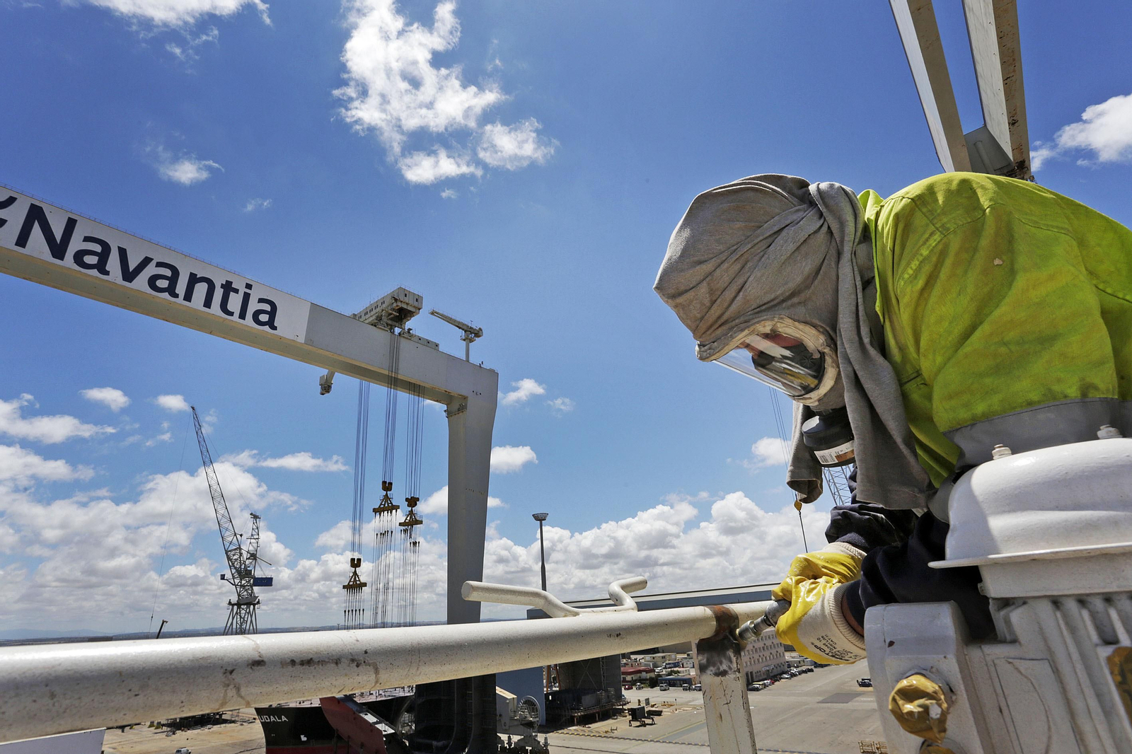 Un operario de contrata, realizando su labor en uno de los petroleros que se construyen en Navantia Puerto Real.