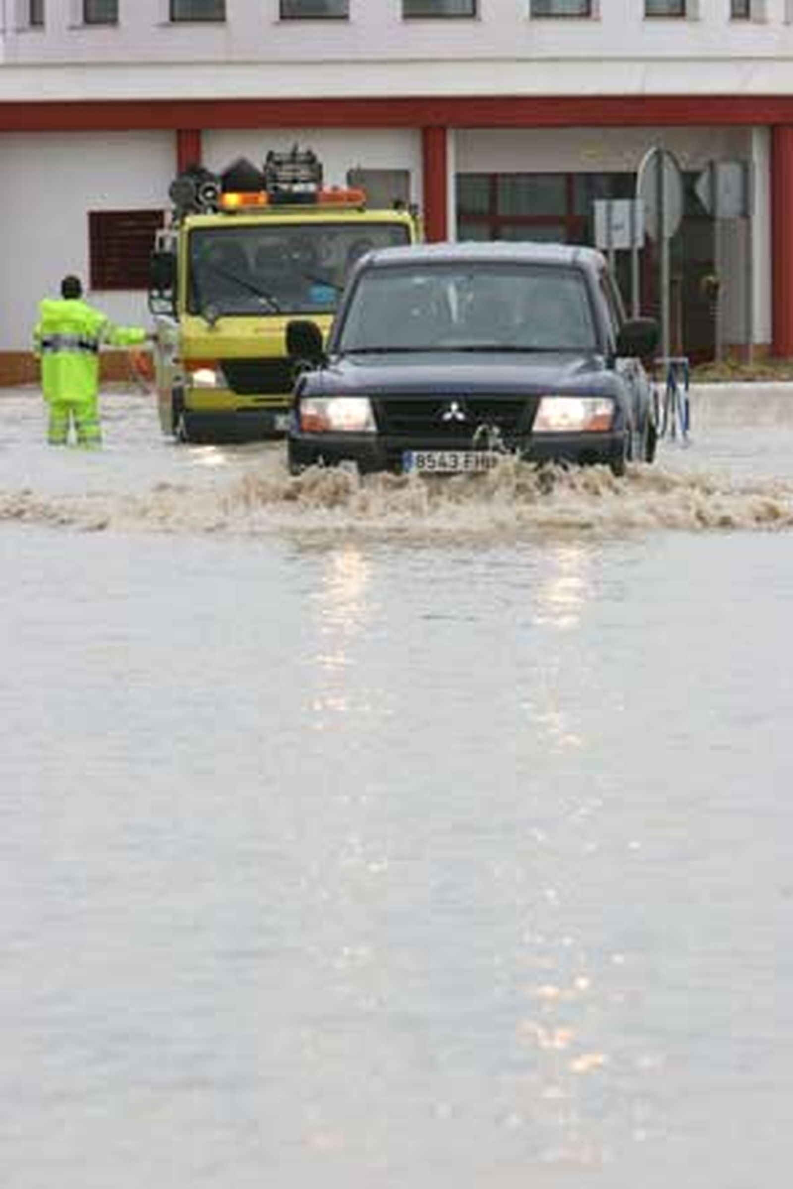 La intensa lluvia caída durante el fin de semana obligó a cortar el tráfico de acceso a Chiclana. En San Fernando, el agua alcanzó el metro de altura en la Venta de Vargas.

Foto: Sonia Ramos-Elias Pimentel