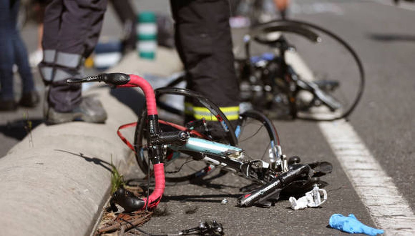 Un ciclista muerto y siete heridos en un accidente múltiple en Pontevedra