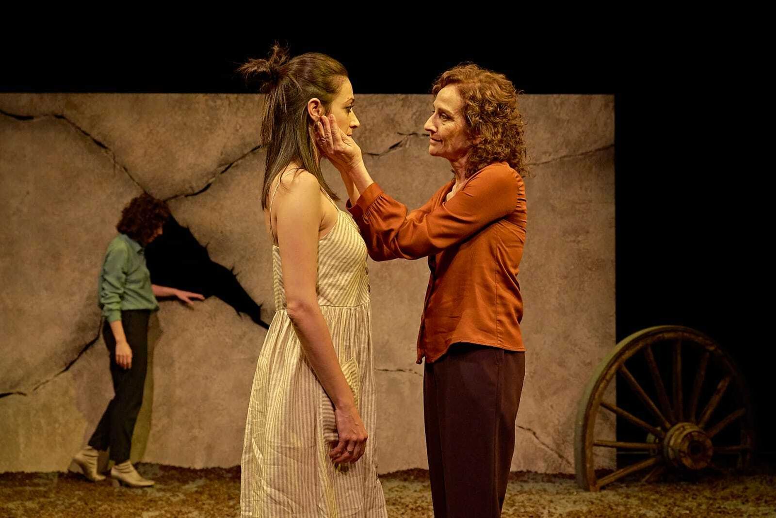 Zaira Montes junto a Consuelo Trujillo.